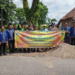 Aparatur Desa Semendawai Barat Bangun Jalan Usaha Tani