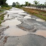 Jalan Rusak Penuh Dengan Gendangan Air Bak Kolam Ikan.