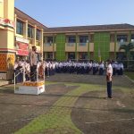 Kapolsek Panjang Berperan Sebagai Pembina Upacara Di Sekolah SMPN II Dan SMPN 37 Ketapang.