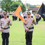 Kapolres Tulang Bawang Serahkan Dua Bendera Untuk Kapolsek.