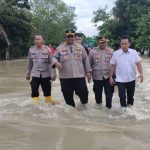 Tinjau Langsung Lokasi Banjir, Kapolres Tulang Bawang Berikan Imbauan Agar Warga Lewat Jalan Alternatif