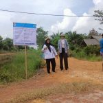 Aparatur Desa Panggung Rejo Bangun Infrastruktur Jalan Usaha Tani Menggunakan Timbunan Tanah Merah