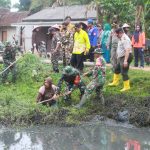 Peringati Hari Jadi Kodam ll/Sriwijaya,Kodim 0426 Tuba Gelar Karya Bakti Bersihkan Aliran Kanal Di Lingkungan Warga.