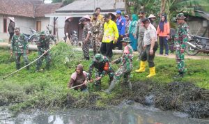 Peringati Hari Jadi Kodam ll/Sriwijaya,Kodim 0426 Tuba Gelar Karya Bakti Bersihkan Aliran Kanal Di Lingkungan Warga.