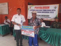 Aparatur Kampung Medasari Berikan Bantuan BLT-DD ke 10 KPM.