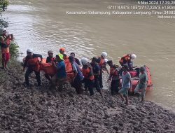 Polisi Bersama Tim Gabungan Temukan Remaja Yang Tenggelam Di Sungai Way Sekampung