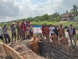 Aparatur Desa Sungai Buaya Bangun Jembatan Penghubung Antar Dusun.